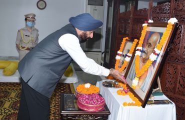 राष्ट्रपिता महात्मा गांधी तथा पूर्व प्रधानमंत्री स्व. लाल बहादुर शास्त्री की जयंती के अवसर पर उनके चित्रों पर माल्यापर्ण कर श्रद्धाजंलि अर्पित करते हुए राज्यपाल।