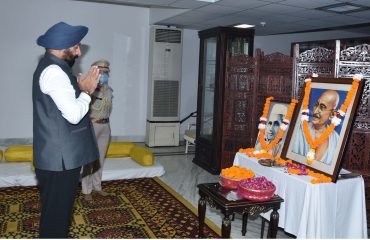 राष्ट्रपिता महात्मा गांधी तथा पूर्व प्रधानमंत्री स्व. लाल बहादुर शास्त्री की जयंती के अवसर पर उनके चित्रों पर माल्यापर्ण कर श्रद्धाजंलि अर्पित करते हुए राज्यपाल।