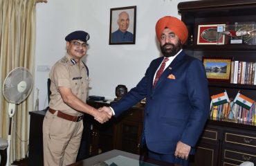 राज्यपाल से शिष्टाचार भेंट करते हुए पुलिस महानिरीक्षक श्री पुष्पक ज्योति।