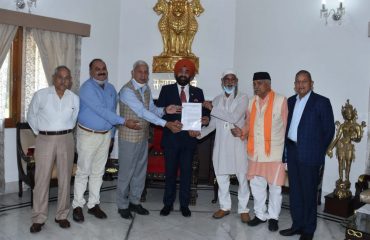 The delegation led by Shri Ranbir Singh, General Secretary, Confederation of Ex Paramilitary Forces Welfare Association, while paying a courtesy call on the Governor.