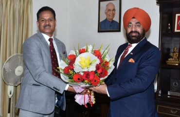 Major General Anand Singh Rawat, Chairman, Uttarakhand Public Service Commission, paying a courtesy call on the Governor.