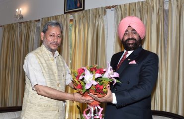 राज्यपाल ले. ज. (से. नि.) गुरमीत सिंह से राजभवन में शिष्टाचार भेंट करते हुए पूर्व मुख्यमंत्री एवं सांसद पौड़ी गढ़वाल श्री तीरथ सिंह रावत।