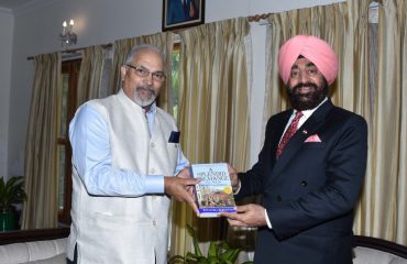 Vice Adm., Indian Navy Mr. Anurag Thapliyal paying a courtesy call on Governor .