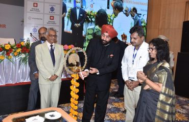 देहरादून सस्टेनेबल डेवलमेंट फाउण्डेशन कार्यक्रम में दीप प्रज्ज्वलित करते हुए राज्यपाल ।