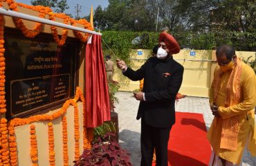 राज्यपाल, देव संस्कृति वि. वि. में 100 फीट के राष्ट्रीय ध्वज का लोकार्पण करते हुए।