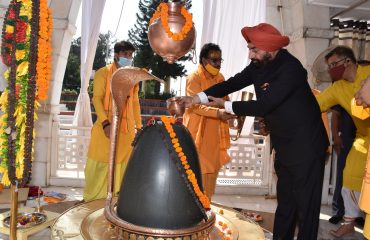 देव संस्कृति विश्वविद्यालय शांति कुंज, हरिद्वार में भगवान शिव का अभिषेक करते हुए राज्यपाल।