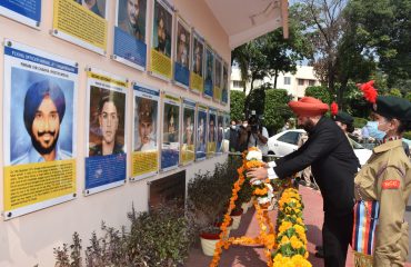 देव संस्कृति विश्वविद्यालय शांति कुंज, हरिद्वार में स्थापित शौर्य दीवार पर पुष्प चक्र अर्पित करते हुए राज्यपाल ।