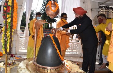 Governor offered prayers at Lord Shriva temple at Dev Sanskriti Vishvavidhaliya Shanti Kunj in Haridwar.