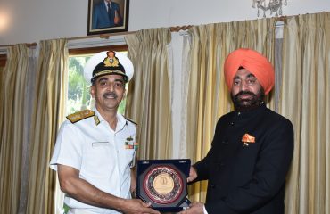 राज्यपाल से रियर एडमिरल लोचन सिंह पठानिया, ज्वाइंट चीफ, हाईड्रोग्राफर शिष्टाचार भेंट करते हुए।