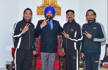 राज्यपाल से पर्वतारोही श्री जितेन्द्र प्रसाद अपनी टीम के साथ शिष्टाचार भेंट करते हुए।