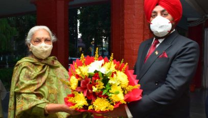 GovernoGor of U.P. Smt. Anandiben Patel called on Governor of U.K. at Raj Bhawan.