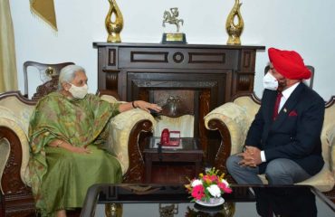 Governor Lieutenant General (Retired) Gurmit Singh talking to Governor of Uttar Pardesh Smt Anandiben Patel at Raj Bhawan.