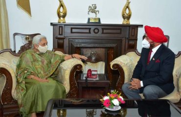 राज्यपाल लेफ्टिनेंट जनरल (सेवानिवृत्त) गुरमीत सिंह से राजभवन में उत्तर प्रदेश की राज्यपाल श्रीमती आनंदीबेन पटेल से बात करते हुए।