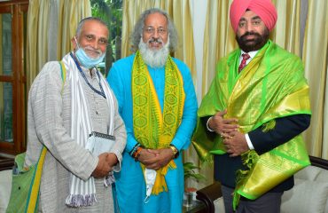 राज्यपाल ले ज श्री गुरमीत सिंह (से नि) से राजभवन में शिष्टाचार मुलाकात करते हुए पूर्व सचिव भारत सरकार डॉ. कमल टावरी एवं श्री निर्मल वैध।