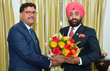 राज्यपाल ले ज श्री गुरमीत सिंह (से नि) से राजभवन में शिष्टाचार भेंट करते हुए स्वामी राम हिमालयन विश्वविद्यालय, जौलीग्रांट देहरादून के कुलपति डॉ. विजय धस्माना।