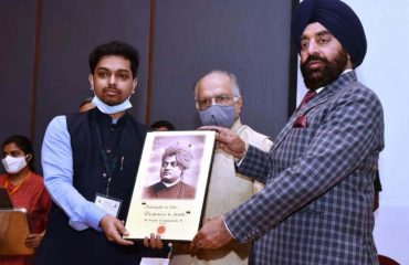 नई दिल्ली में संकल्प कोचिंग संस्थान द्वारा आयोजित कार्यक्रम में सिविल सेवा में चयनित अभ्यर्थियों को सम्मानित करते हुए राज्यपाल।