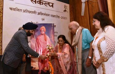 नई दिल्ली में संकल्प कोचिंग संस्थान द्वारा आयोजित कार्यक्रम का दीप प्रज्ज्वलित कर शुभारंभ करते हुए राज्यपाल।