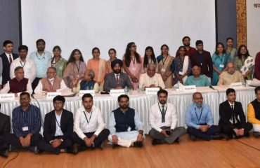 नई दिल्ली में संकल्प कोचिंग संस्थान द्वारा आयोजित कार्यक्रम में सिविल सेवा में चयनित अभ्यर्थियों के साथ राज्यपाल।