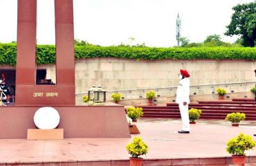 राज्यपाल ने नई दिल्ली में राष्ट्रीय समर स्मारक, इण्डिया गेट पहुंचकर शहीदों को श्रद्धाजंलि अर्पित की।