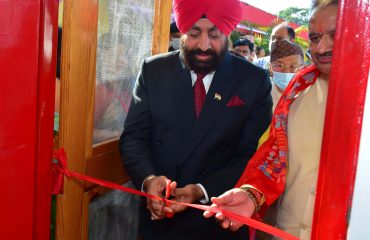 गोर्खाली सुधार सभा, गढ़ी कैन्ट देहरादून में आयोजित कार्यक्रम में देश के पहले गोर्खाली कम्युनिटी रेडियो स्टेशन ‘‘घाम छाया’’ का रिबन काटकर उद्घाटन करते हुए राज्यपाल ले ज श्री गुरमीत सिंह (से नि)।