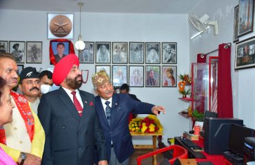 गोर्खाली सुधार सभा, गढ़ी कैन्ट देहरादून में आयोजित कार्यक्रम के अवसर पर प्रदर्शनी का अवलोकन करते हुए राज्यपाल ले ज श्री गुरमीत सिंह (से नि)।