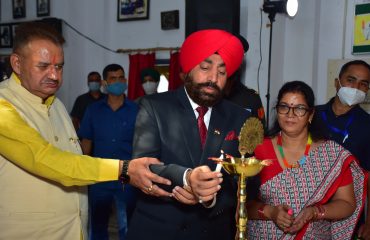 गोर्खाली सुधार सभा, गढ़ी कैन्ट देहरादून में आयोजित कार्यक्रम का दीप प्रज्ज्वलित कर शुभारंभ करते हुए राज्यपाल ले ज श्री गुरमीत सिंह (से नि)।