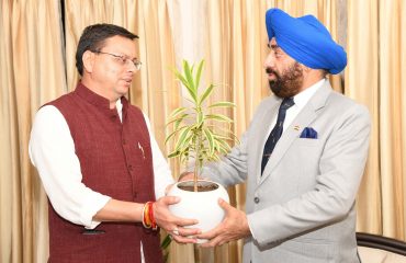 राज्यपाल से मुख्यमंत्री ने शुक्रवार को राजभवन में शिष्टाचार भेंट की |