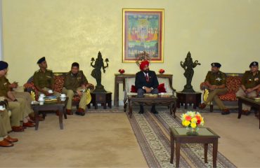 राज्यपाल ले. ज. (से. नि.) गुरमीत सिंह से राजभवन में शिष्टाचार भेंट करते हुए उत्तराखण्ड के आई.पी.एस.अधिकारीगण।