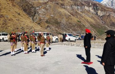 राज्यपाल ने सरहद पर तैनात देश के जवानों के साथ दीवाली मनाई।
