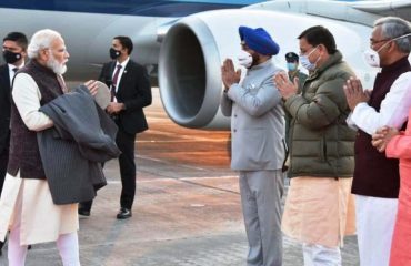 05-11-2021:प्रधानमंत्री के जौलीग्रांट एयरपोर्ट पहुंचने पर राज्यपाल व अन्य महानुभावों ने स्वागत किया।