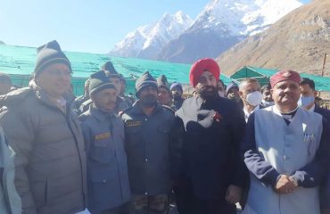 04-11-2021 : Governor celebrated Diwali with the soldiers of the country posted on the border.