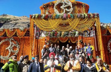 04-11-2021 : राज्यपाल ने सरहद पर तैनात देश के जवानों के साथ दीवाली मनाई।
