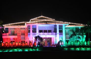 राज्य स्थापना दिवस की पूर्व संध्या पर रोशनी से जगमगाता राजभवन उत्तराखण्ड।