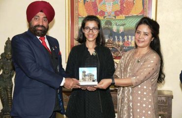 15-11-21 : राजभवन में राष्ट्रीय जनजातीय गौरव दिवस के अवसर पर जनजाति क्षेत्र में किये गये उत्कृष्ट कार्यों के लिए छात्र-छात्राओं को सम्मानित करते हुए राज्यपाल।