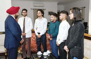 राजभवन में राष्ट्रीय जनजातीय गौरव दिवस के अवसर पर छात्र-छात्राओं से वार्ता करते हुए राज्यपाल