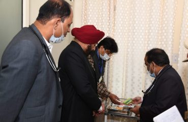 16-11-2021 : राजभवन डिस्पेंसरी का निरीक्षण करते हुए राज्यपाल।