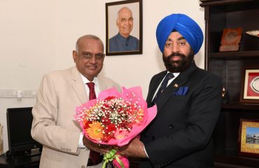 Chairman of Uttarakhand Minority Commission Shri R K Jain called on the Governor