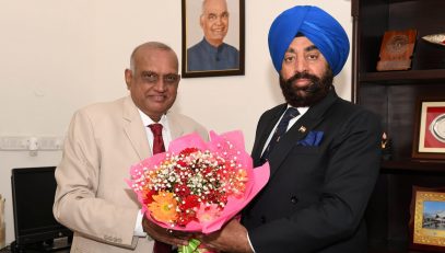Chairman of Uttarakhand Minority Commission Shri R K Jain called on the Governor