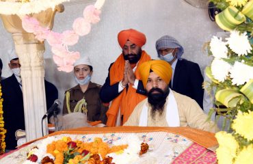 Governor reached Shri Guru Singh Sabha Gurdwara, Premnagar, Dehradun, on the occasion of Guru Parv.