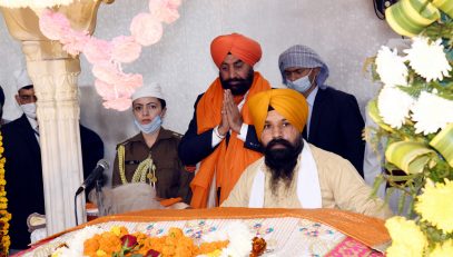 Governor reached Shri Guru Singh Sabha Gurdwara, Premnagar, Dehradun, on the occasion of Guru Parv.
