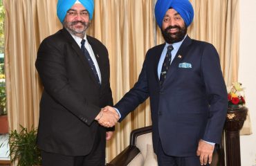 25-11-2021 : Air Chief Marshal Birender Singh Dhanoa called on the Governor at Raj Bhawan.