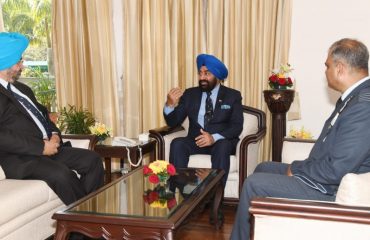 25-11-2021 : Air Chief Marshal Birender Singh Dhanoa and Secretary, Rimcolian Old Boys Association, Group Captain Deepak Ahluwalia called on the Governor at Raj Bhawan.