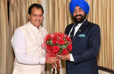 25-11-2021 : राज्यपाल लेफ्टिनेंट जनरल गुरमीत सिंह (से नि ) से विधानसभा अध्यक्ष श्री प्रेमचंद अग्रवाल ने राजभवन में शिष्टाचार भेंट की।