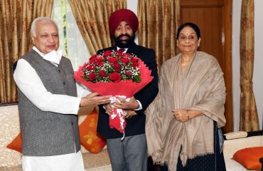 26-11-2021 : राज्यपाल से केरल के राज्यपाल श्री आरिफ मोहम्मद खान ने शिष्टाचार भेंट की।