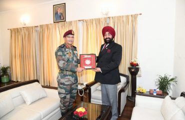 राज्यपाल लेफ्टिनेंट जनरल गुरमीत सिंह (से नि) से आज राजभवन में आर्मी कमांडर वेस्टर्न कमांड लेफ्टिनेंट जनरल के. डिमरी ने भेंट की।