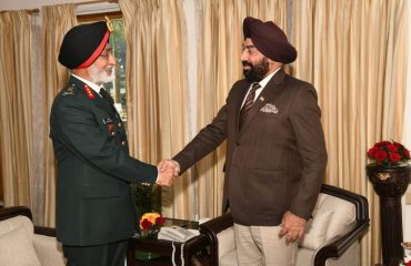 27-11-2021 : राज्यपाल से आज राजभवन में आई एम ए कमाण्डेंट, लेफ्टिनेंट जनरल हरिन्दर सिंह ने भेंट की।