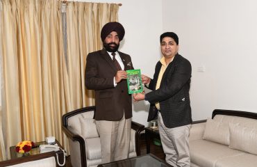 27-11-2021 : राज्यपाल राजभवन में लेखक श्री शीशपाल गुंसाई ने मुलाकात कर ‘‘भारत के सबसे बड़े सस्पेंशन पुल डोबरा-चांटी की गाथा’ पुस्तक की प्रति भेंट की।
