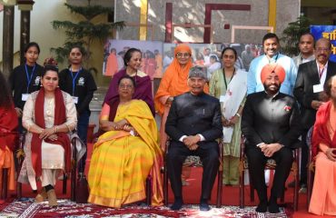 परमार्थ निकेतन में आयोजित कार्यक्रम के अवसर पर भारत के राष्ट्रपति और उत्तराखण्ड के राज्यपाल।
