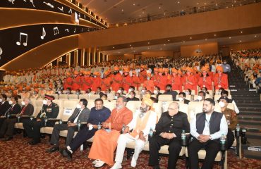 पतंजलि विश्वविद्यालय के पहले दीक्षांत समारोह में राष्ट्रपति श्री राम नाथ कोविंद, राज्यपाल की उपस्थिति में भाग लिया।
