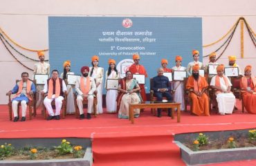 इस अवसर पर राज्यपाल, मुख्यमंत्री श्री पुष्कर सिंह धामी, डॉ. धन सिंह रावत, पतंजलि विश्वविद्यालय के कुलाधिपति, कुलपति भी उपस्थित थे.
